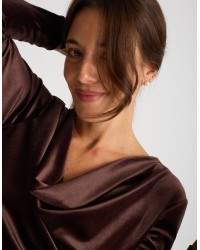Maglietta Velluto Pizzo E Accessorio Schiena