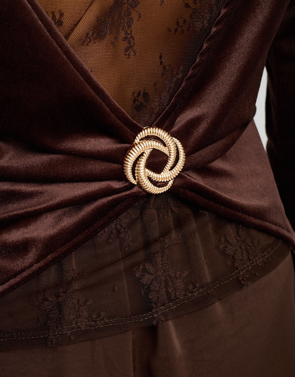 Maglietta Velluto Pizzo E Accessorio Schiena