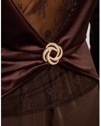Maglietta Velluto Pizzo E Accessorio Schiena